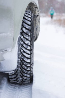 Şu arka tekerlek bir arabanın içinde belgili tanımlık kar. Tekerlek izi kar