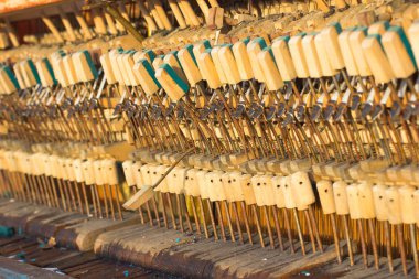 mekaniği eski piyano içinde. yakın çekim