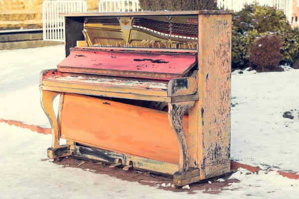 Viejo Piano Pintado Colores Coloridos Está Pie Sobre Nieve — Foto de Stock