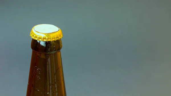 Flaschenhals Mit Deckel Wassertropfen Auf Dem Glas Grüner Hintergrund — Stockfoto
