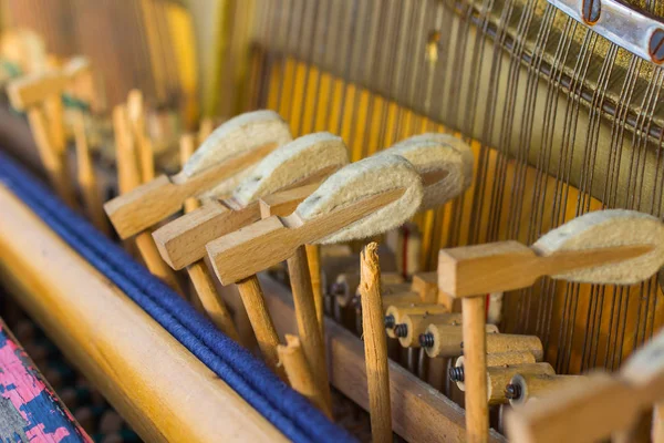 Mecânica Dentro Velho Piano Ereto Fechar — Fotografia de Stock