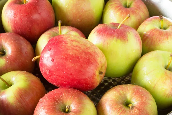Rote Und Grüne Äpfel Auf Dem Teller — Stockfoto