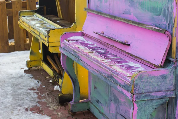 Piano Viejo Está Pintado Colores Coloridos — Foto de Stock