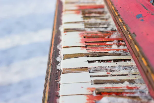 Chaves Piano Velhas Partidas Neve Entre Chaves Fechar — Fotografia de Stock