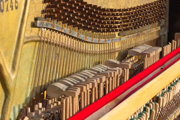 Mecânica Dentro Velho Piano Perto — Fotografia de Stock