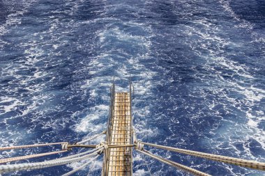 Yol açın ve su için deniz bırakarak gemisinden iz
