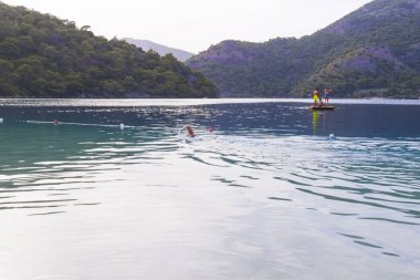 Deniz yüzeyinde iz yüzücü. Arka plan
