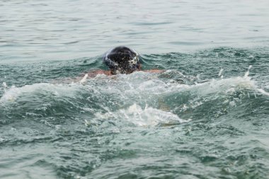 Deniz yüzeyinde iz yüzücü. Arka plan