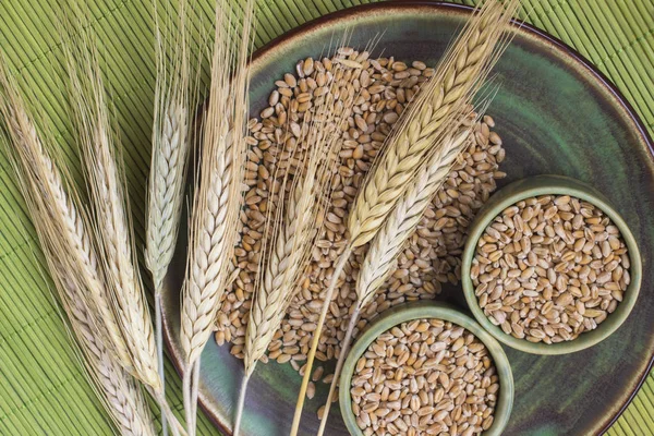 Wheat Grains Ceramic Cups Spikelets Wheat Green Background Top View — Stock Photo, Image