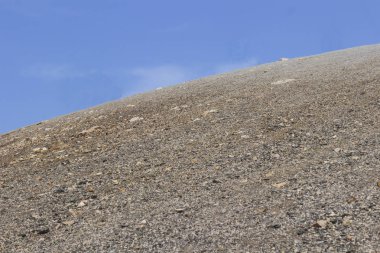  Dağ ve mavi gökyüzü kenarına