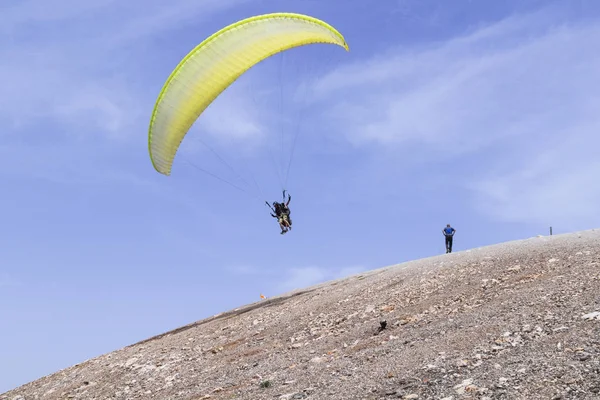 Parachute Met Mensen Vliegen Blauwe Lucht Van Berg — Stockfoto