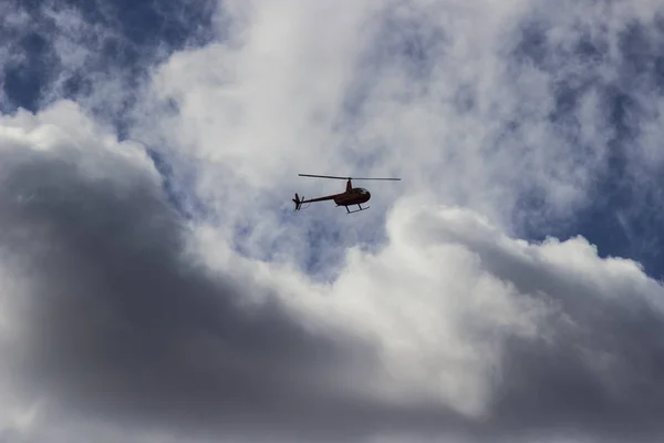 Rode Helikopter Hoog Blauwe Hemel Met Witte Wolken — Stockfoto