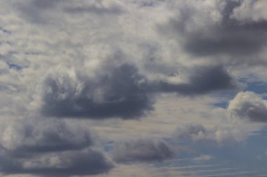 Mavi gökyüzünde büyük karanlık kümülüs bulutlar