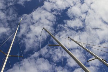 Yat gemi direkleri yüksek büyük beyaz kümülüs bulutlar mavi gökyüzü