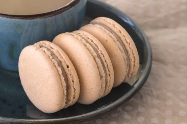 Üç makarna pasta ve kahve bej polka dot arka plan üzerinde. Üstten görünüm