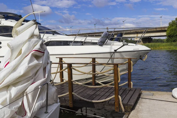 Båten Förtöjd Vid Bryggan Vid Floden Nära Träbro Del Fram — Stockfoto