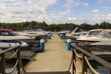 Kırmızı renk fender beyaz bir yat stern üzerinde asılı. Çerçeve parçası