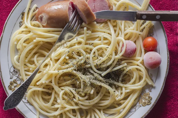 Spaghetti Mit Gewürzen Und Tiefgefrorenen Tomaten Auf Einem Teller Teil — Stockfoto