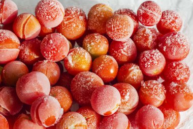 Donmuş domates hoarfrost ile kaplı. yakın çekim