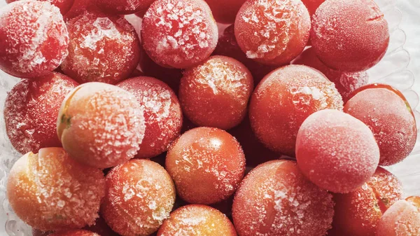 Donmuş domates hoarfrost ile kaplı. yakın çekim