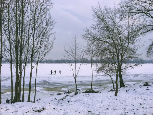 Paisaje Invernal Río Cubierto Hielo Troncos Árboles Tres Personas Caminando — Foto de Stock