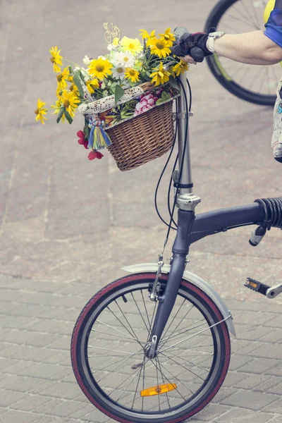 Bicicletas com cestas de flores. Parte do quadro — Fotografia de Stock