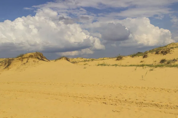 Zandduinen in de blauwe hemel wolken, het spoor van een motor-auto op het zand — Stockfoto