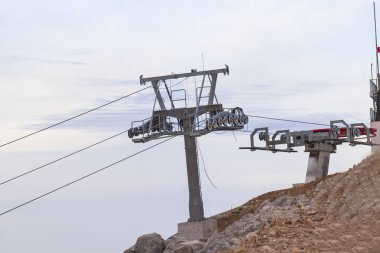 Dağın tepesindeki dağ asansörünün sütunları