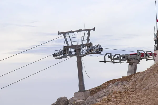 Pillars of the mountain lift on top of the mountain — Stock Photo, Image