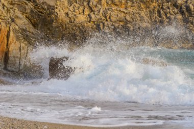 Denizde fırtına, dalgalar kayalar üzerinde yendi