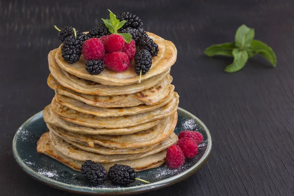 Delicious pancake with blackberries, raspberries and icing sugar — Stock Photo, Image