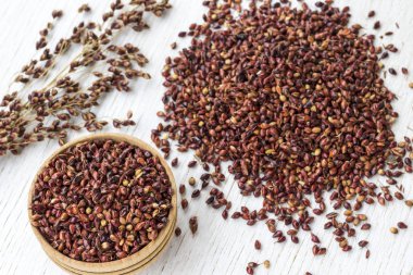 Beyaz arka plan üzerinde kırmızı darı ve darı taneli kutu