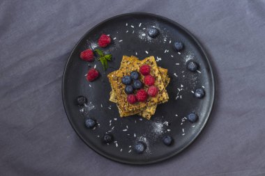 Tüm tahıl ile kurabiye. Üst ahududu ve yaban mersini çilek