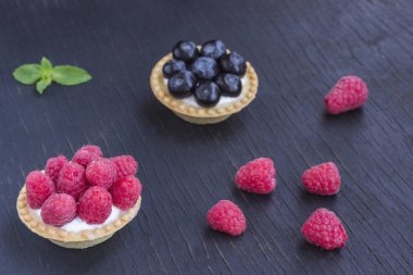 Ahududu ve yaban mersini ile Sepet şeklinde kurabiye