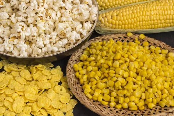 Maíz crudo en la mazorca, granos de maíz en un plato de mimbre, palomitas de maíz y copos —  Fotos de Stock