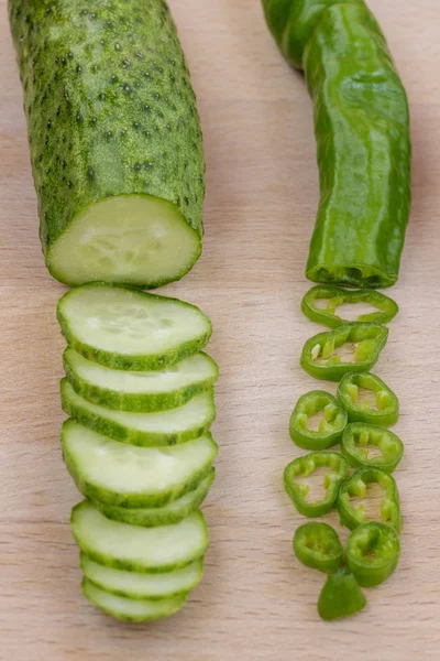 Kesme tahtasında dilimlenmiş yeşil sebzeler. Üstte görüntü — Stok fotoğraf