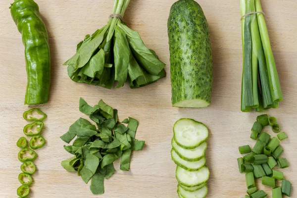 Kesme tahtasında dilimlenmiş yeşil sebzeler. Üstte görüntü — Stok fotoğraf