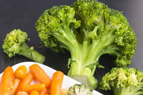 Broccoli e cavoli carota su fondo nero . — Foto Stock