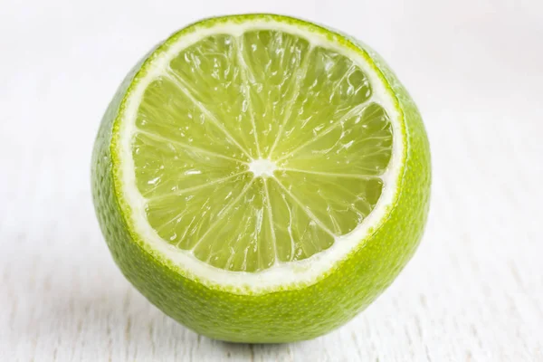 Gezond voedsel concept: gesneden top citroen op witte achtergrond close-up — Stockfoto