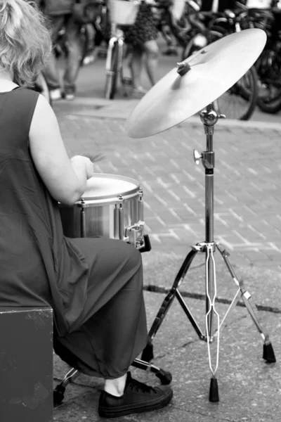 Manos femeninas tocando el tambor en un entorno urbano. Blanco y negro — Foto de Stock