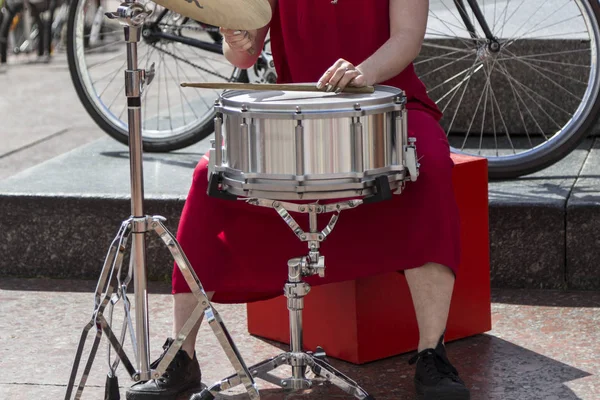 Manos femeninas tocando el tambor en un entorno urbano — Foto de Stock