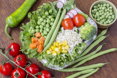 Sağlıklı bir diyet için pirinç ile sebze bir dizi: mısır, bezelye, kuşkonmaz, havuç, brokoli, marul