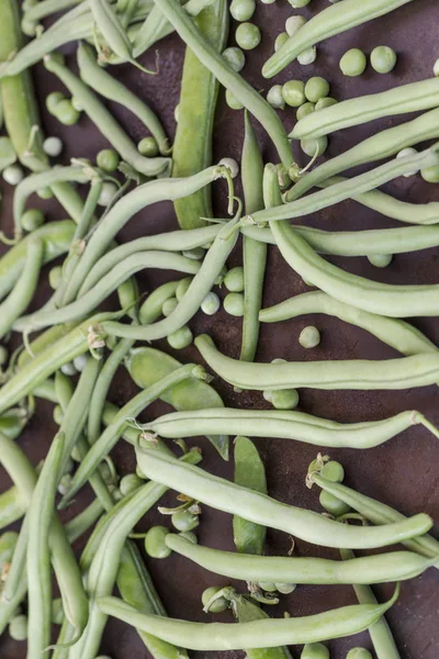 Um conjunto de vegetais verdes: ervilhas, espargos, vista superior — Fotografia de Stock