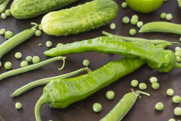 Een set van groene groenten: komkommers, paprika, erwten. Top View — Stockfoto