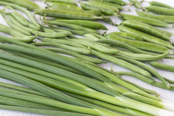 Een set van groene groenten: uien, erwten, asperges, Top uitzicht — Stockfoto