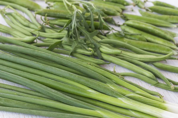 Een set van groene groenten: uien, erwten, Top uitzicht — Stockfoto