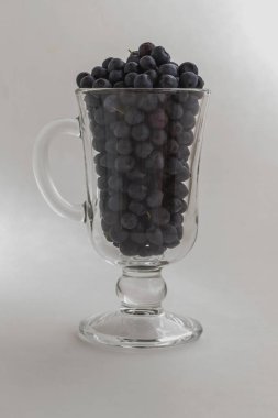 Bir cam taze orman yaban mersini