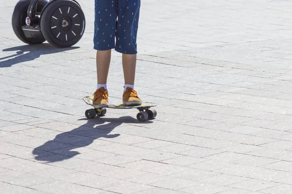 Skateboard üzerinde patenci çocuk bacaklar detay görünümü. Kapat u — Stok fotoğraf