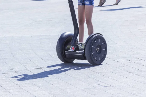 Gyermekek lába karcos térdét egy elektromos robogó — Stock Fotó