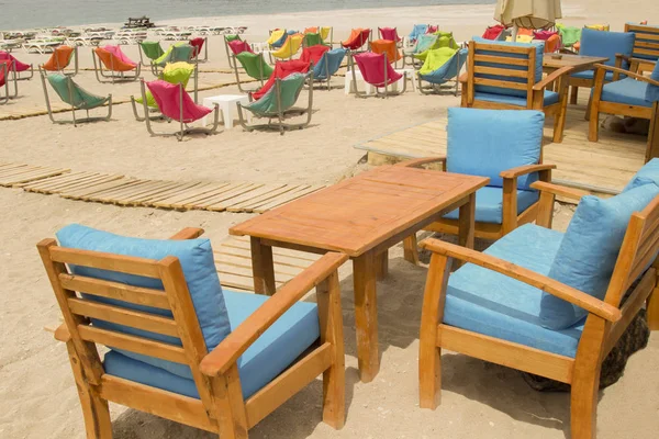 Kumlu sahildeki Yumuşak yastıklı koltuklar. Dinlenme bölgesi